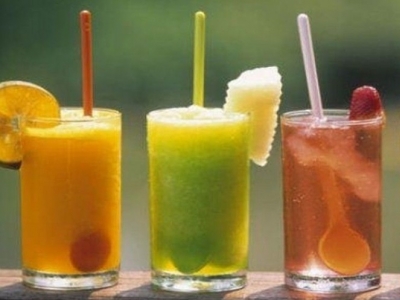 Cambia los refrescos por alternativas saludables.